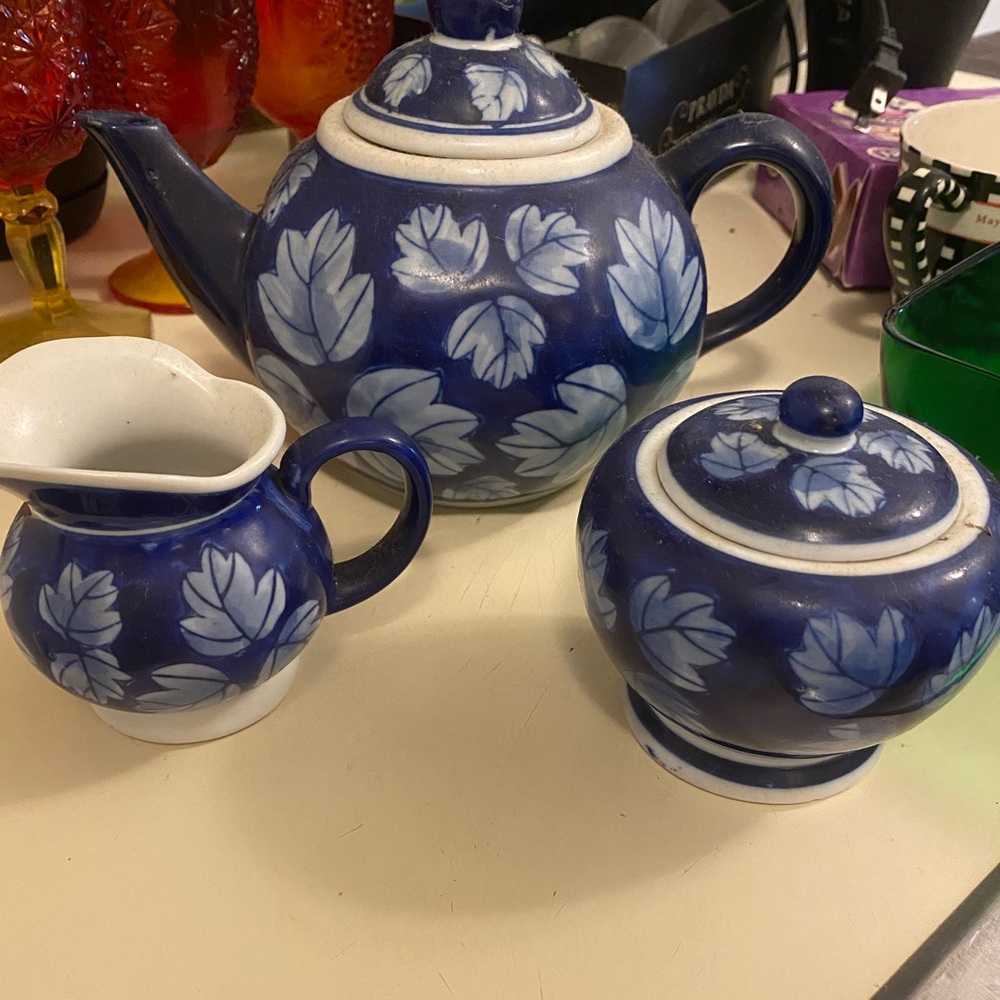 Teapot creamer and sugar